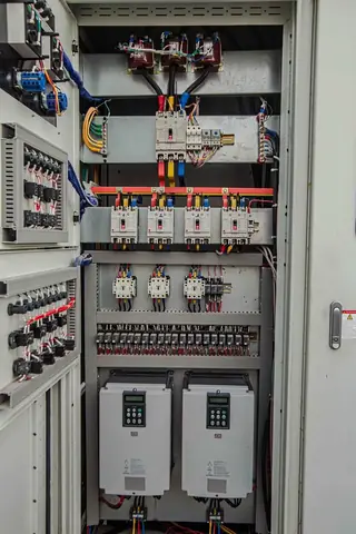 Bộ Điều Khiển Thang Máy: Cấu Tạo, Chức Năng Và Ứng Dụng Phổ Biến