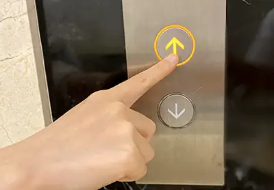 Hướng Dẫn Sử Dụng Thang Máy Đúng Cách: Thao Tác An Toàn & Các Nút Bấm Cơ Bản