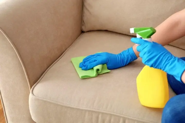 Hướng Dẫn Chi Tiết Cách Giặt Sofa Nỉ Tại Nhà Sạch Bong, Không Phai Màu