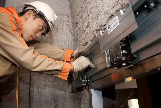 Hướng Dẫn Mở Khóa Thang Máy: Các Trường Hợp Khẩn Cấp & Cách Xử Lý An Toàn
