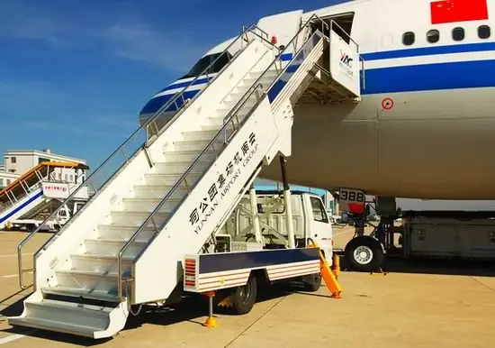 Cầu Thang Lên Máy Bay: Định Nghĩa, Chức Năng Và Các Loại Phổ Biến