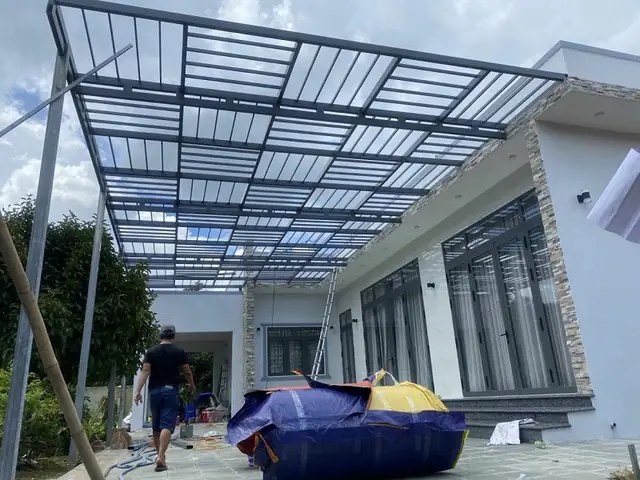 Có Nên Làm Mái Tôn Trước Nhà Hay Không? Lợi Ích, Nhược Điểm & Lưu Ý Quan Trọng
