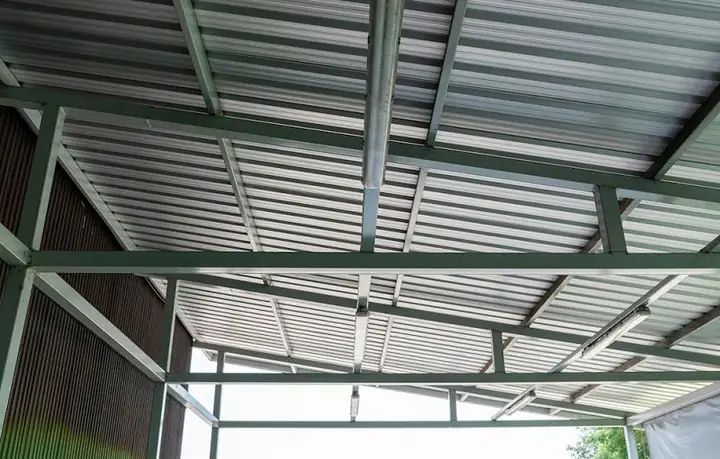 Có Nên Làm Mái Tôn Trước Nhà Hay Không? Lợi Ích, Nhược Điểm & Lưu Ý Quan Trọng