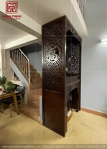 Đặt Bàn Thờ Đối Diện Cầu Thang: Có Phạm Đại Kỵ? Cách Hóa Giải & Bố Trí Chuẩn Phong Thủy