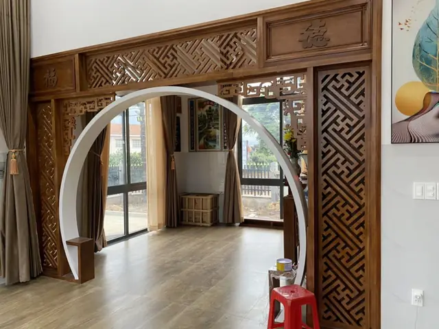 Đặt Bàn Thờ Đối Diện Cầu Thang: Có Phạm Đại Kỵ? Cách Hóa Giải & Bố Trí Chuẩn Phong Thủy
