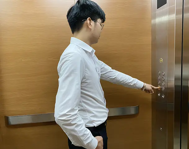 Hướng Dẫn Chi Tiết Cách Đi Thang Máy An Toàn Và Đúng Cách