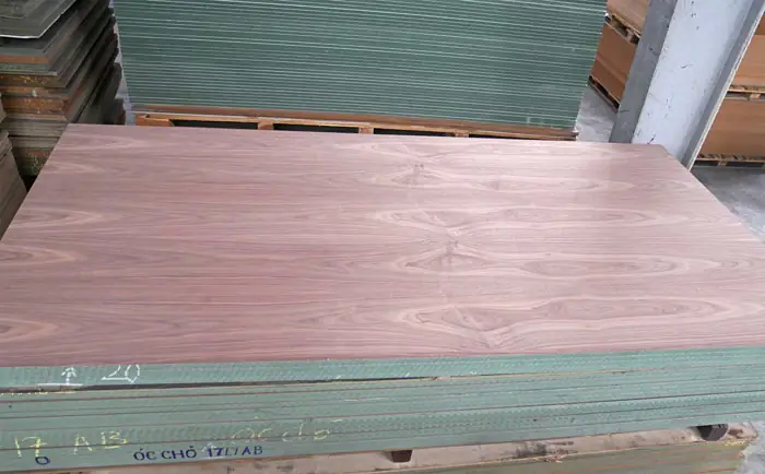 Gỗ Mdf Phủ Veneer Óc Chó: Báo Giá, Đặc Điểm & Ứng Dụng Nội Thất Cao Cấp