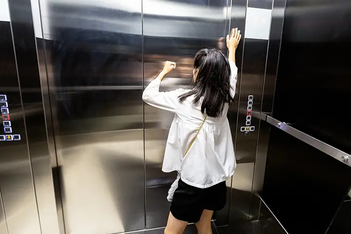 Kẹt Thang Máy: Hướng Dẫn Xử Lý An Toàn & Các Bước Cần Biết Khi Gặp Sự Cố