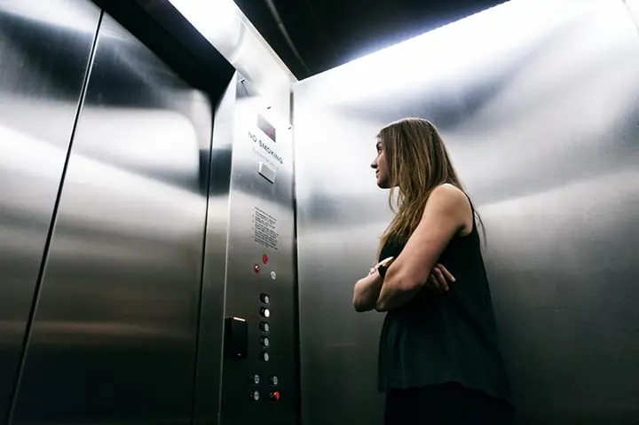 Kẹt Thang Máy: Hướng Dẫn Xử Lý An Toàn & Các Bước Cần Biết Khi Gặp Sự Cố