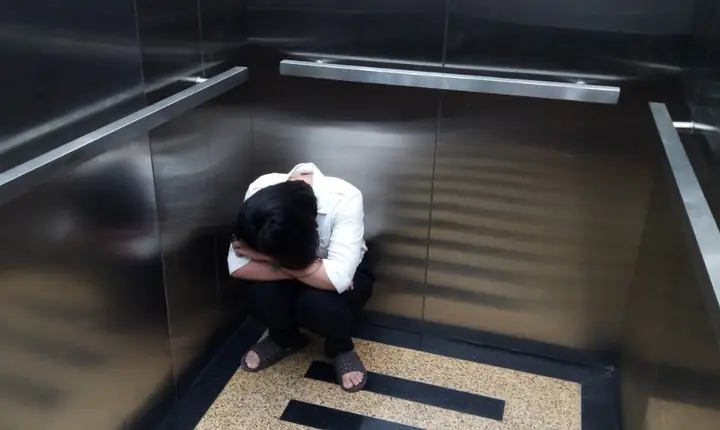 Mắc Kẹt Trong Thang Máy: Nguyên Nhân, Cách Xử Lý An Toàn & Kỹ Năng Thoát Hiểm