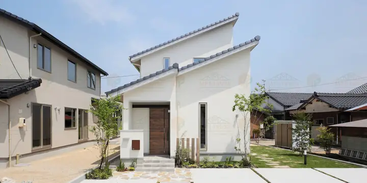 Mái Nhà Dốc Về Trước: Có Nên Làm Không & Giải Pháp Phong Thủy Tối Ưu Mái Nhà Dốc Về Trước: Có Nên Làm Không & Giải Pháp Phong Thủy Tối Ưu