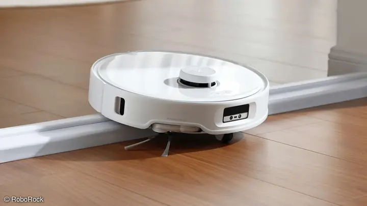 Máy Hút Bụi Cầu Thang: Robot Leo Hay Cầm Tay Sạch Sẽ?