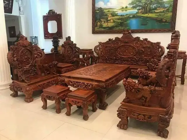 Sofa Hay Bàn Ghế Gỗ: Nên Mua Loại Nào Cho Phòng Khách?