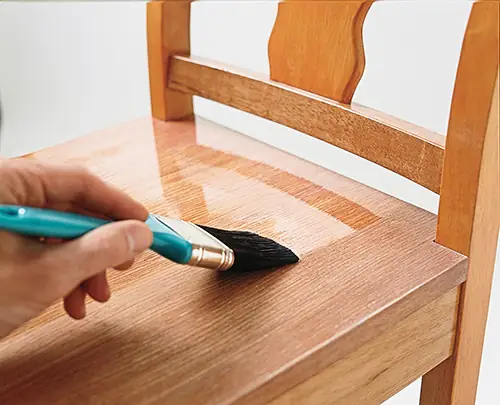 Hướng Dẫn Chi Tiết Cách Tự Sơn Lại Bàn Ghế Gỗ Cũ Đẹp Như Mới Tại Nhà