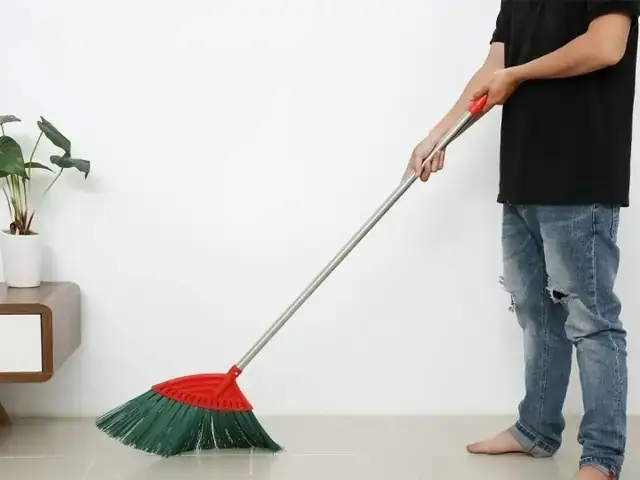 Treo Chổi Trước Cửa Nhà: Có Nên Không Và Những Điều Kiêng Kỵ Phong Thủy Treo Chổi Trước Cửa Nhà: Có Nên Không Và Những Điều Kiêng Kỵ Phong Thủy