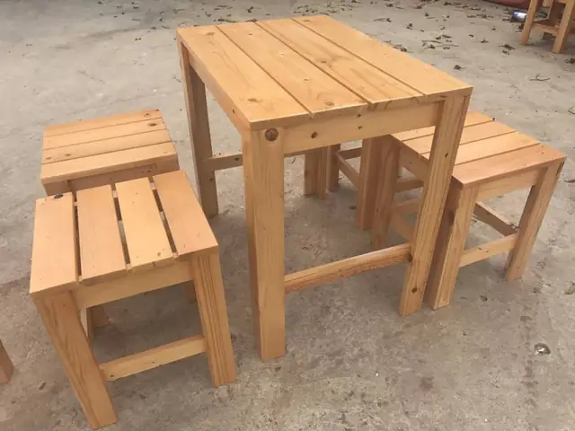 Hướng Dẫn Chi Tiết Cách Tự Đóng Bàn Ghế Bằng Gỗ Pallet Đơn Giản Tại Nhà