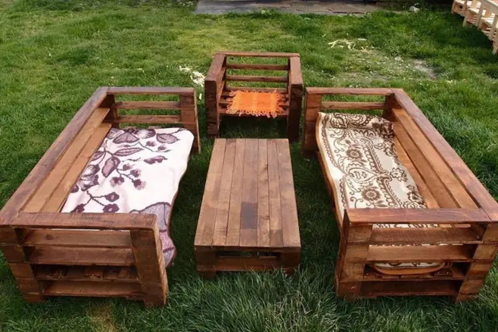 Hướng Dẫn Chi Tiết Cách Tự Đóng Bàn Ghế Bằng Gỗ Pallet Đơn Giản Tại Nhà