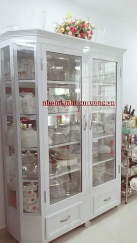 Tủ Kính Đựng Chén Bát: Mẫu Mã, Giá Cả & Kinh Nghiệm Chọn Mua Bền Đẹp