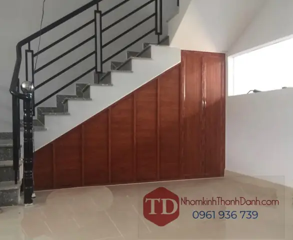 Vách Ngăn Cầu Thang Bằng Nhôm: Mẫu Đẹp, Báo Giá Chi Tiết & Kinh Nghiệm Chọn Lựa