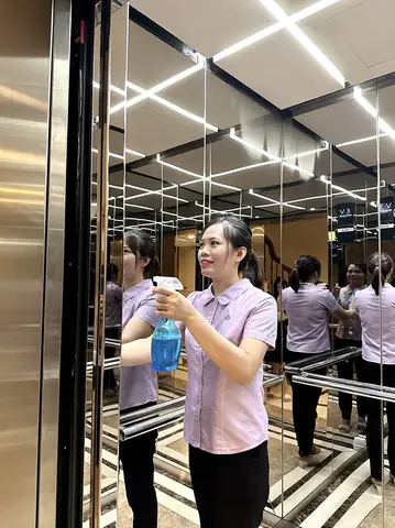 Hướng Dẫn Vệ Sinh Thang Máy Đúng Cách: Từ A-z Cho Bề Mặt Sạch Bóng